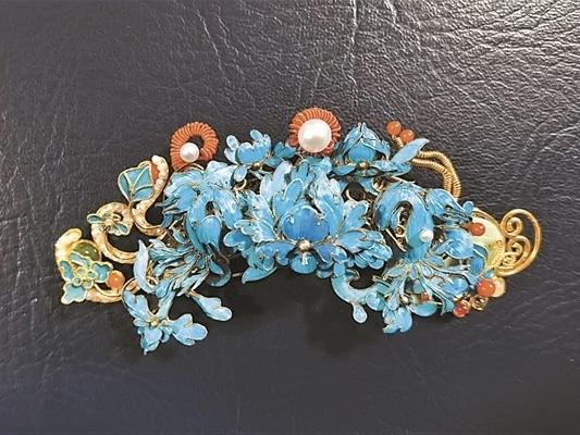点翠工艺是一项中国传统的金银首饰制品工艺,是金属工艺和羽毛工艺的